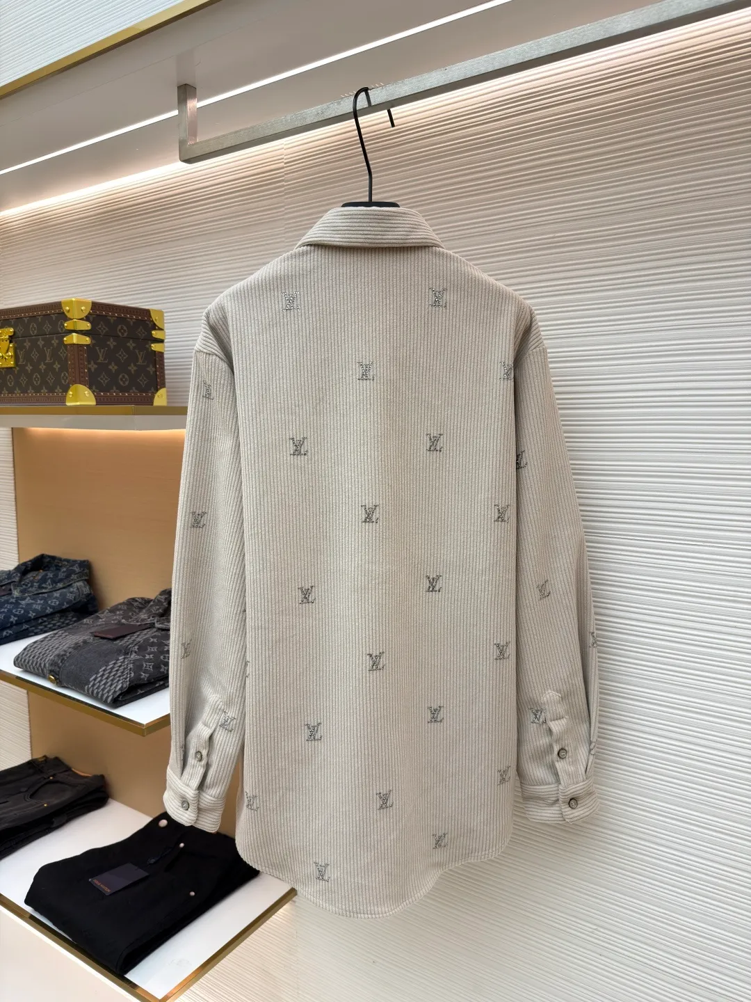 LOUIS VUITTON color corduroy hot-drilled shirt ●Original version: purchased and developed by 18158 ●Item number: 1681096-B05 ●Fabric: corduroy fabric ●Technology: hot-drilled production ●Version: fitted version ●Weight: about 605 grams ●Size: S-M-L-XL ●Description: The original version was purchased and developed. The fabric is made of 260g plain weave fine corduroy, and imported cotton is custom-woven and dyed 95 cotton 5 nylon. This model uses a German machine edge and overlock sewing machine, and adopts a front snap fastening design. After the fabric density is in place, it has a full drape. The entire garment uses high-quality imported Australian diamonds, which sparkle when reflected. Each piece of artificial hot-drilling is hot-pressed twice separately to make it firmly adhere to the surface. It is extremely troublesome to open the mold for hardware accessories buttons. The overall wiring is straight and delicate, the fabric is comfortable and soft, and the color is consistent without color difference. It can be matched with the same style to create a fashionable look and control various occasions. Customized accessories, complete with three standards, same style for men and women!